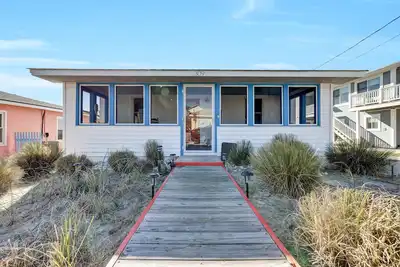 Image de Cozy beach cottage home with modern amenities, 1 block from beach!