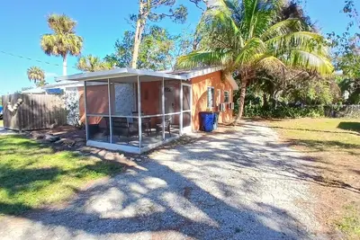 Peaceful Cottage On Imperial River W Dock W&D Kitchen King Bed Can Sleep 4