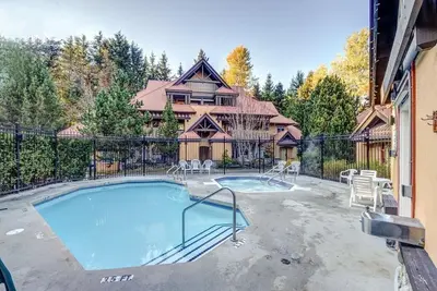 Image de New Reno! Large! A/C, Pool & Hot Tub! Free Parking! Best Location!