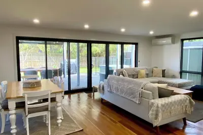 Image de Modern Coastal Entertainer Family Beach House with Bungalow & Spa, pet friendly.