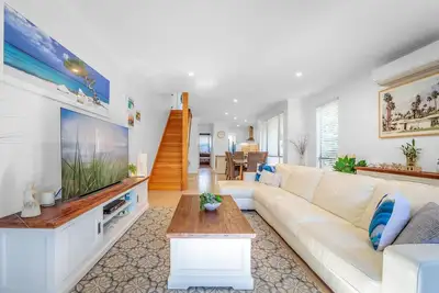 Image de Burleigh Bliss Beach Retreat - 200m to Beach - Pet Friendly - 3bed3bath
