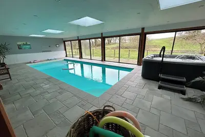Image de Gîte à la campagne avec piscine et spa, idéal pour des vacances en famille!
