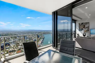 Image de Circle On Cavill High Floor 1 Bedroom Apartment - CoastHM