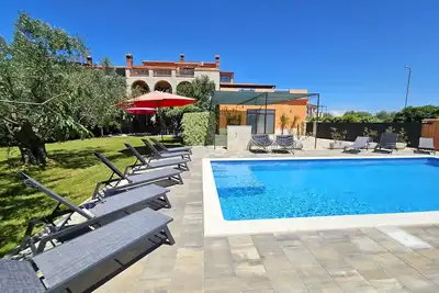 Image de Spacious property with pool 50m2, groups, 4 km- beach, sea view, 24 sleeps places