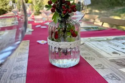 Image de Joli chalet avec terrasse et piscine privée au cœur de la forêt.