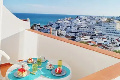 Image de Pool or sea? Have both in this apartment with dream views