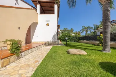 Image de Villecefalu. Villa avec jardin près de la plage. Self check-in