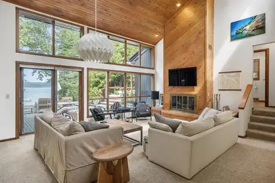 Image de Lake Charlevoix Lakefront Home, Sleeps 8