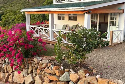 Image de Romantic Off-Grid Sea View Retreat / Walk to Beach