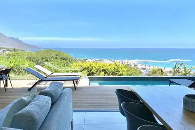 Image de New Luxury 2 Bedroom Epic Loft, walk to beach, restaurants. Solar backup power.