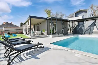 Image de Beautiful newly built house with private yard and pool near Porec. Pets friendly.