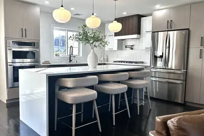Image de Four Levels of Family-sized Stylish Living w\/ game rm, patio and large backyard