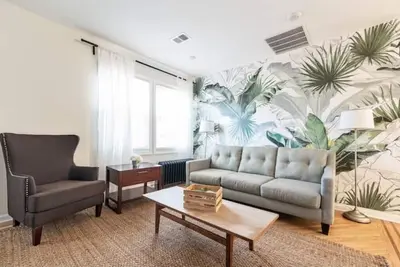 Image de Two floor Urban Oasis: King Bed Near Nyc Train