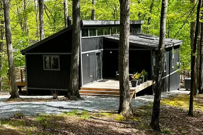 Image de T&A Getaway - Berkeley Springs, Wv - Stylish cozy private cabin - 2 Br