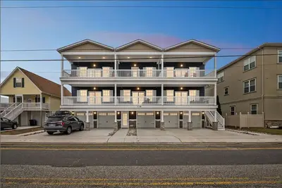 Image de Wildwood Beach Bae 3 Bed 2Bath 2. 5 Blocks to Beach New Const. 2 cars  Game Room