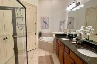 Image de Lakeview with stunning views, private balcony