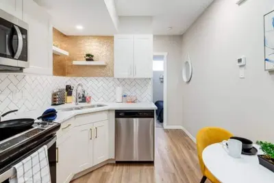 Image de 2MasterBedrooms~Fully Equipped Kitchen~Washer/Dryer~PrivateEntrance~SmartTV~