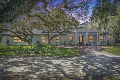 Image de Brand-new, resort-like island beach home with golf cart