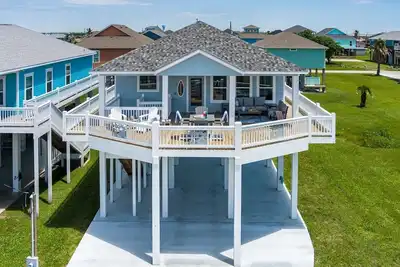 Image de New Modern Beach Escape • 4br/3ba • Steps to Shore