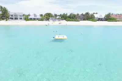 Image de 7 Mile Beach Penthouse Style Condo with Pool View and Rooftop