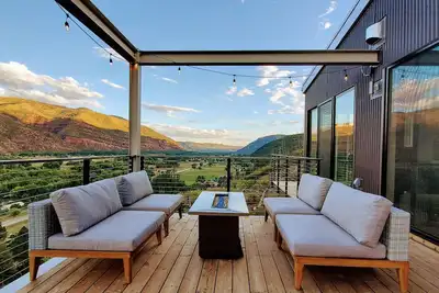 Image de Skyhouse Basecamp modern+views+explore+adventure\n