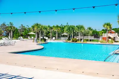 Image de Newly built home with patio & grill - walk to the beach, pool & Village Green