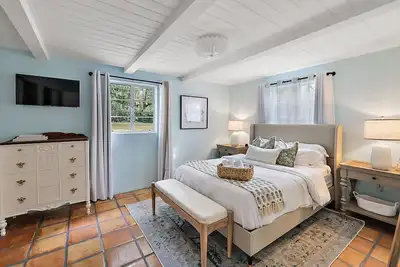 Image de “The Clara” 4min drive to Dt Mt Dora! Fenced in home on huge lot!