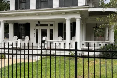 Image de Newly Renovated, Historic Home, Many Amenities, Spacious, with Loads of Charm! !