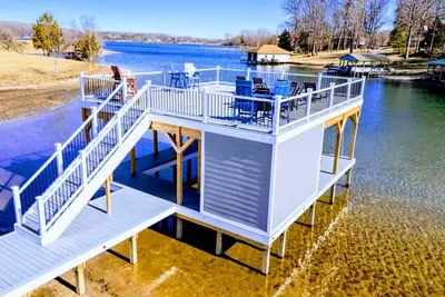 Image de Lakefront Luxury - New 6br, Lake Anna, Dock, Games