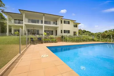Image de Lemon Grove - Family-sized hinterland home with pool and lake views