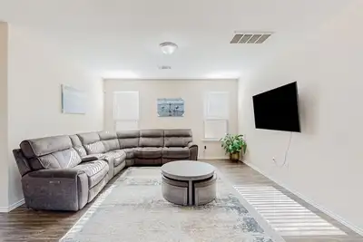 Image de Newer suburban home in Spring w/ fenced yard, great for remote work-Dogs ok