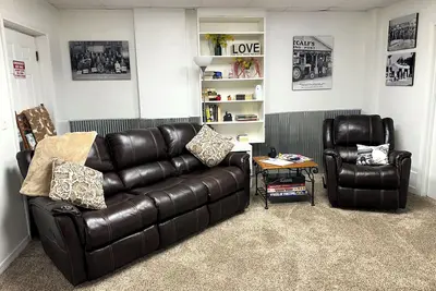 Image de Welcoming & large, cozy apartment, front door parking, 1 minute walk to downtown