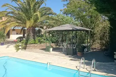 Image de Villa avec piscine, proche de la mer dans jardin clos fleuri, animaux acceptés.