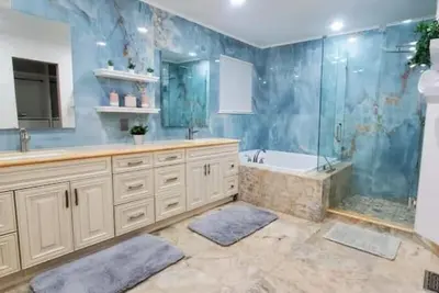 Image de Luxury House near Denver, Rain Shower, Jet tub, Heated floors, Private Stay.