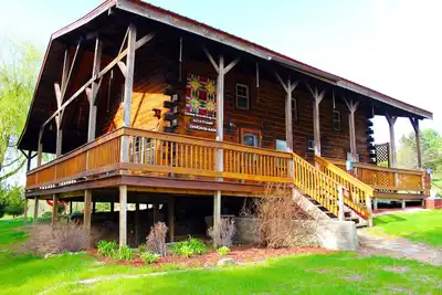 Image de Cozy Amish built cabin in the heart of the Kickapoo Valley Reserve State Park.
