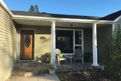 Image de This cute well appointed cottage in quiet Camas, Wa is just mins away from Pdx