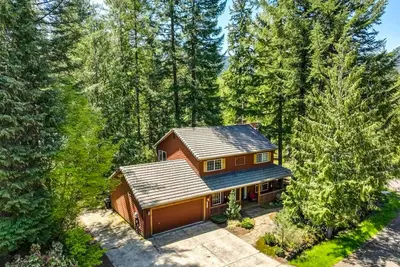 Image de Dog-friendly home with hot tub, shared pool, firepit, fireplace, & river access