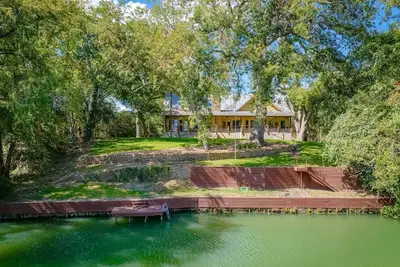 Image de Riverfront home on Lake Seguin with dock, kayaks, beautiful views & air hockey