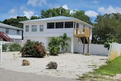 Image de One Step Spacious Kit W & D Close to Everything 3 Mi To Beach Sleeps 4  King Bed