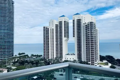 Image de \"BeachHaven: 2/2 Bliss, Ocean Views, Bright, Free Parking! \"