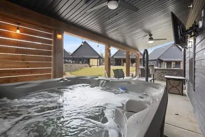 Image de Cozy Branson Escape w/ Pool Access, Pvt Hot Tub, & Small-Dog Friendly