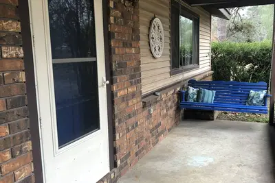 Image de Family friendly home with easy lake access.