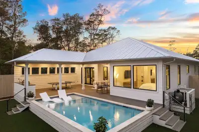 Image de Private Heated Pool, Single-Level Home, Golf Cart