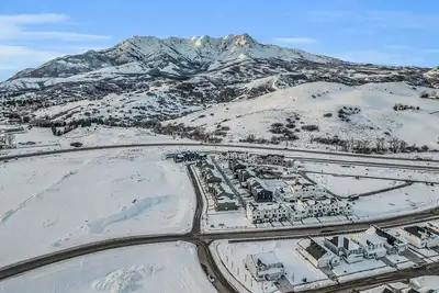 Image de Luxury Condominium 8 Miles from Snow Basin Sleeps 10