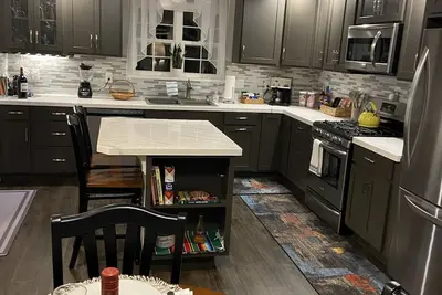 Image de Exceptional  Brand New Downtown Guesthouse 4 blks to mainstreet food brews shops