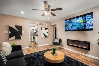 Image de Chic 4br Home w/Game Room & Cinema - City Close!