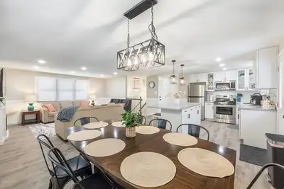 Image de Fully Renovated 4 Br\/2ba House. Great location! Close to restaurants and parks.