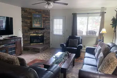 Image de Condo Overlooking Fall River