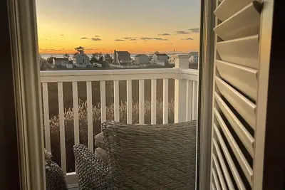 Image de Fresh, Airy Townhome next to Pilot's Point Marina with Long Island Sound Views