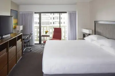 Image de 1-Bedroom Suite at a 4⭐️ Hotel